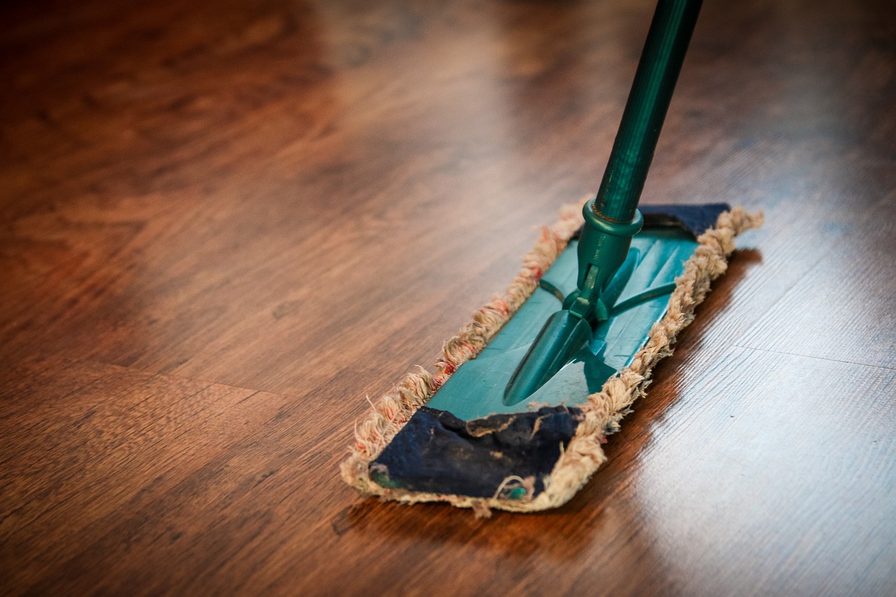 Czyszczenie podłogi – skuteczne metody utrzymania nieskazitelnej czystości
