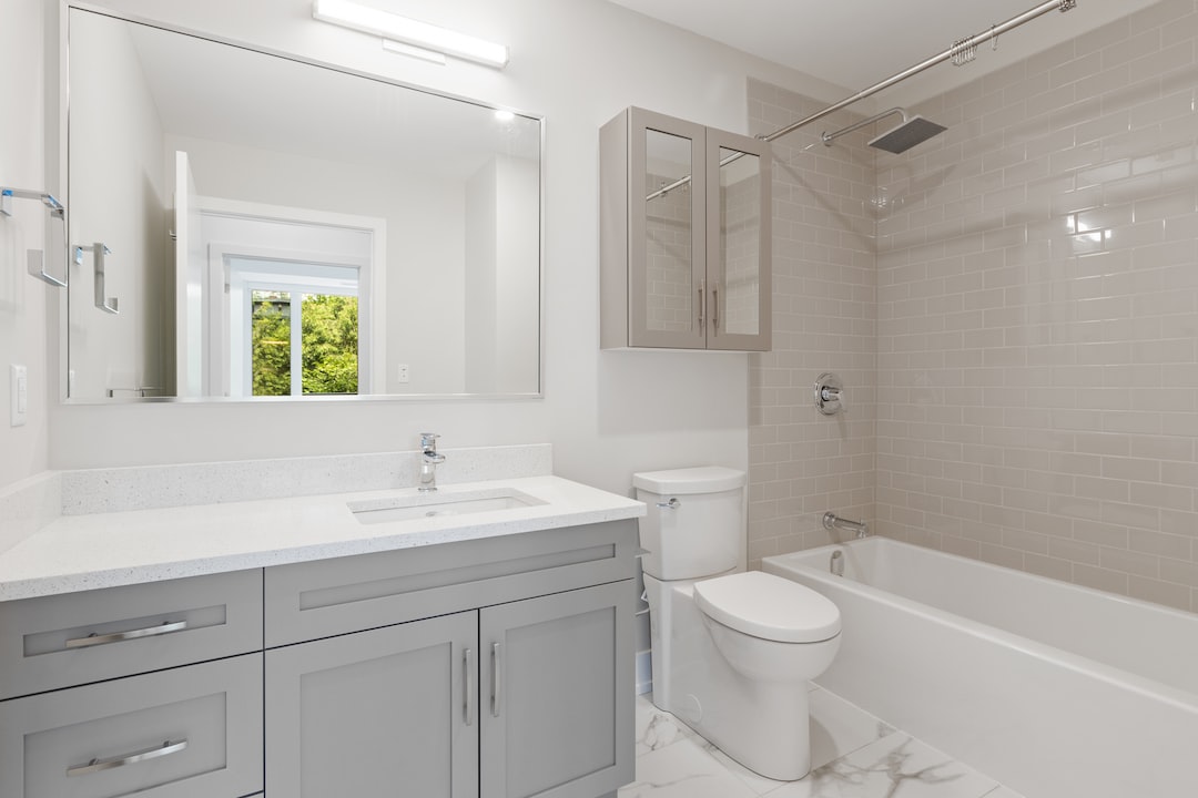 Jak wybrać idealne meble do łazienki, które oszczędzają przestrzeń