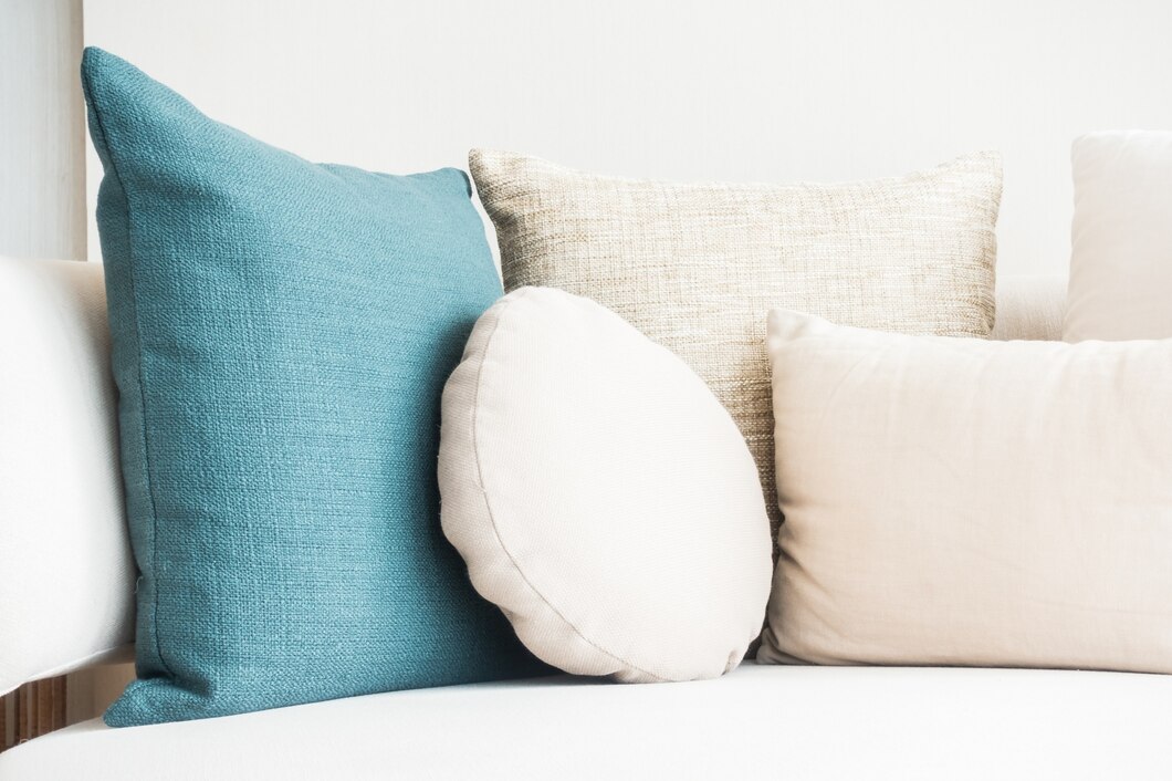 Wybieramy doskonałe dodatki do wnętrza – jak sprawić, żeby bawełniane pokrowce na poduszki odmieniły twój salon