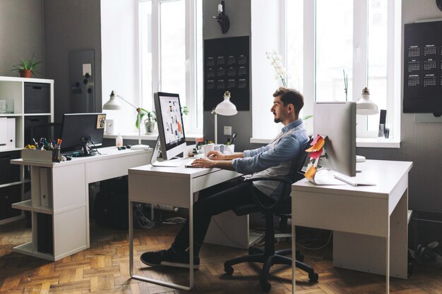 Jak wybrać ergonomiczne biurko do twojego biura?