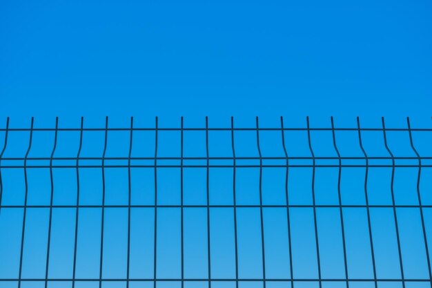 Jakie korzyści niesie ze sobą wybór ocynkowanej siatki ogrodzeniowej dla Twojej posesji?