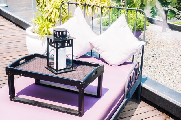 Jak wybrać odpowiednie materiały na meble ogrodowe, by cieszyć się nimi przez lata?