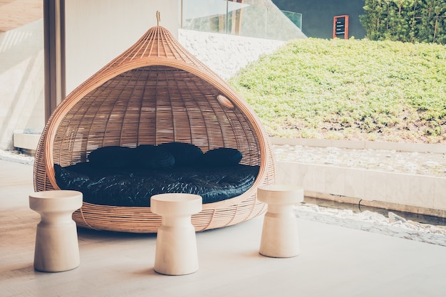 Jakie materiały wybrać, by stworzyć trwałe i stylowe meble do ogrodu?